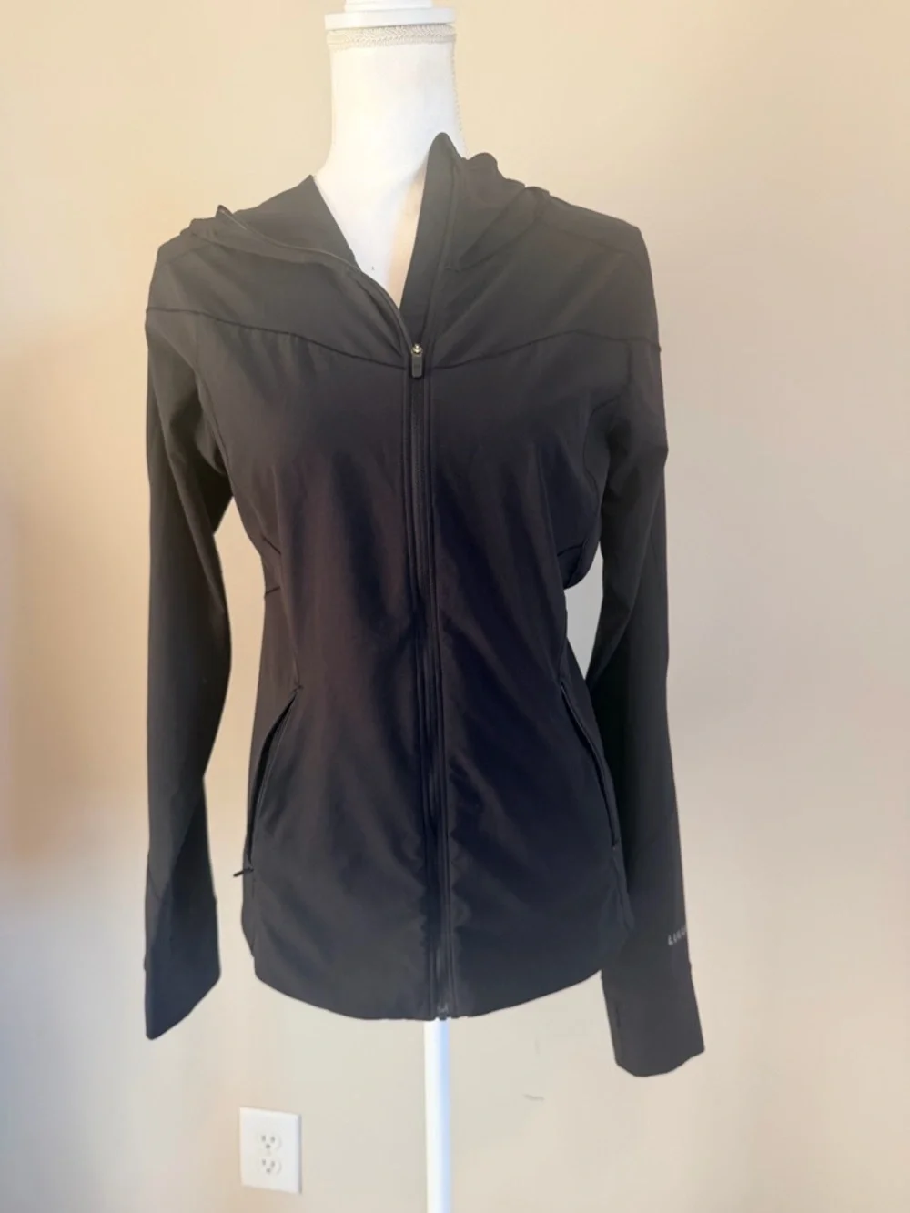 Lululemon stretchy Mist hooded Windbreaker Black water repellent size 6 women's - Picture 5 of 15